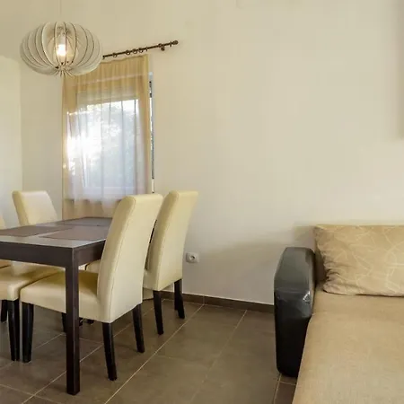 Apartment Medulin Konukevi 3*